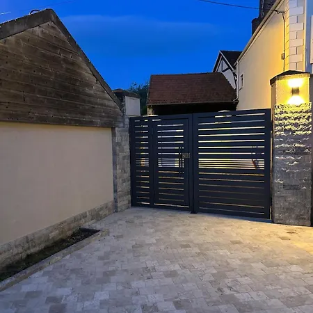 Villa 5-room House